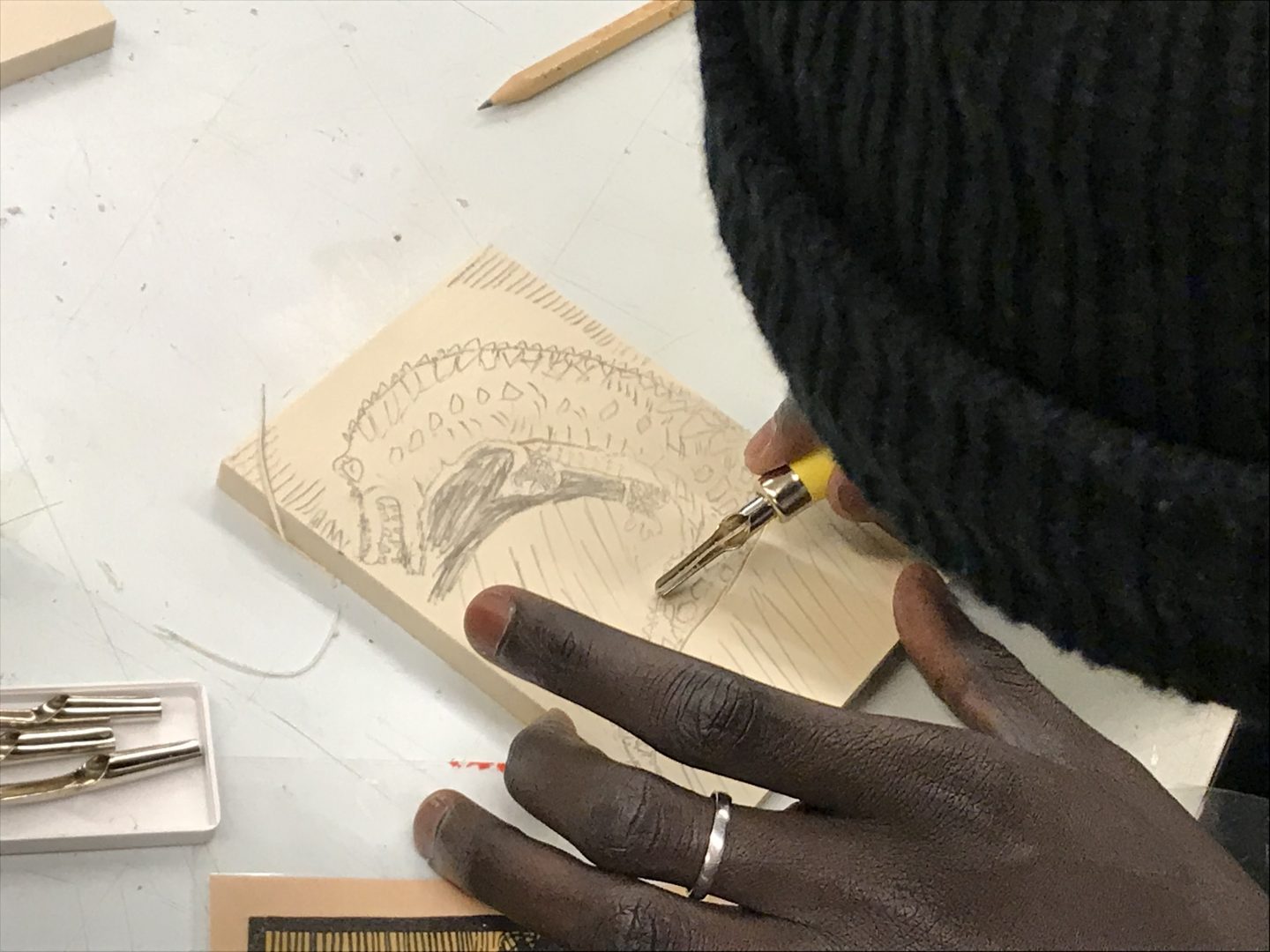 Els nois Subsaharians fan gravat al taller