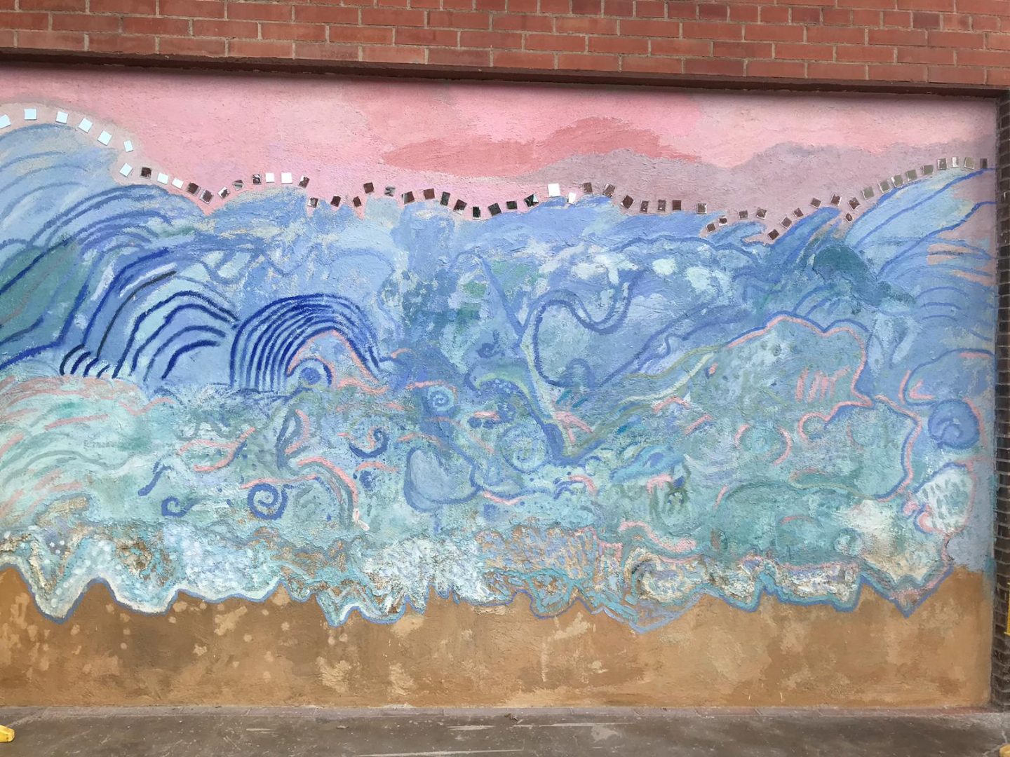 Terra, Mar i Aire. Pintura mural a una paret de l’escola Montserrat.