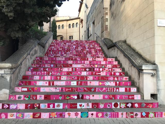 Instal·lació de 500 roses a les escales de l’esglèsia